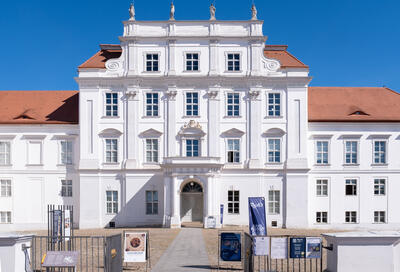 Frontalansicht des ReMO - Regionalmuseum Oberhavel. Das Museum befindet sich im Schloss Oranienburg.