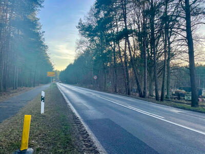 Blick auf die Kreisstra&szlig;e am Ortsausgangsschild von Z&uuml;hlsdorf. Die Kreisstra&szlig;e K6503 nach Z&uuml;hlsdorf wird saniert.