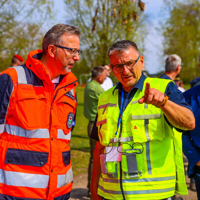 Im Rahmen des zweigeteilten &Uuml;bungsgeschehen, erfolgte eine Lageeinweisung des Landrates Herrn T&ouml;nnies durch den Kreisbrandmeister Herr Ritter vor Ort im Gebiet der R&uuml;thnicker Heide.