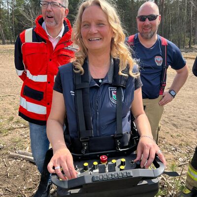 Steuerung von Sondertechnik durch die Dezernentin Frau Hermann sowie im Beisein des Landrates Herr T&ouml;nnies und einem beobachtenden Feuerwehrmann.