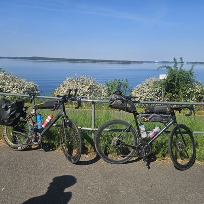 Zwei Fahrr&auml;der stehen vor einem See.