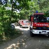 Gemeinsame Gro&szlig;&uuml;bung der Landkreise Oberhavel und Barnim: Feuerwehrautos fahren durch den Wald.