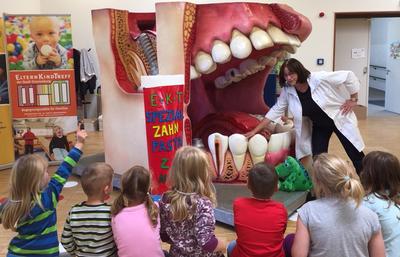 Tag der Zahngesundheit 2018 - Kitakinder am Zahnh&ouml;hlenmodell.