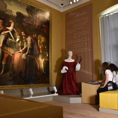 Jugendliche im ReMO vor dem Honthorst-Gem&auml;lde "Allegorie auf die Gr&uuml;ndung von Oranienburg".