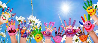 Gl�cklich sein: H�nde spielender Kinder vor Blumenwiese :)