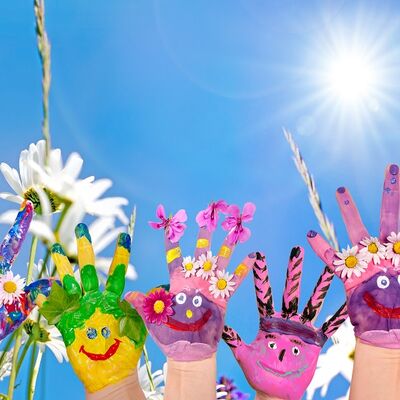 Gl&uuml;cklich sein: H&auml;nde spielender Kinder vor Blumenwiese :)